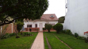 Sencillo y acogedor 2 ambientes planta alta en casa en Faro Mogotes